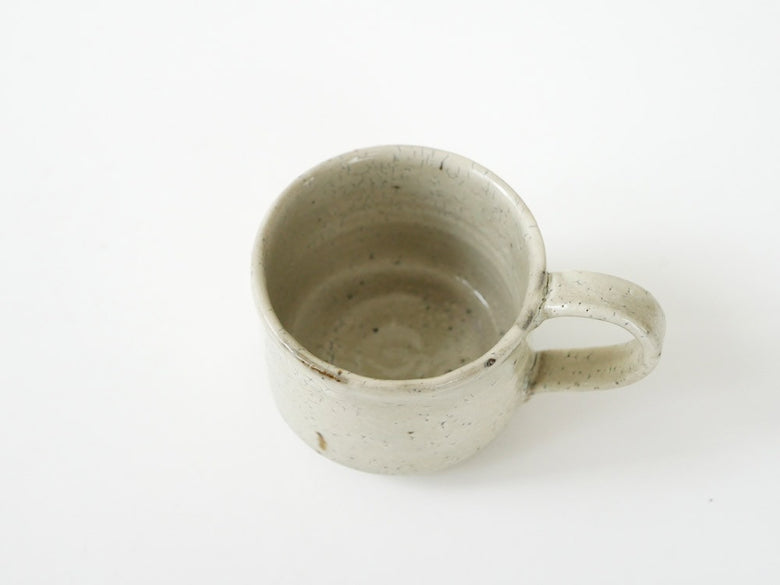 南窯の手作り荒粉引マグカップ、陶器製で温かみのあるデザイン