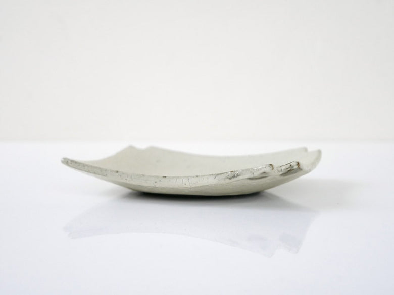 南窯/EDITIONSの手作り荒粉引隅切菓子皿、自然な風合いの陶磁器製プレート