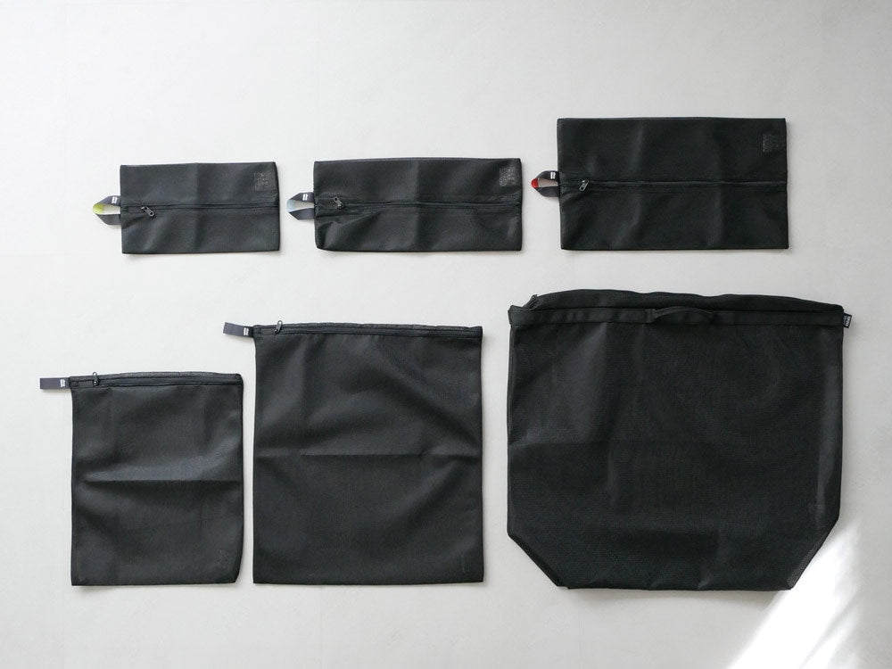 サラサデザインの黒色ランドリーネットワイド。ポリエステル製でショルダーストラップと複数のポケットを備えた洗濯用ネット