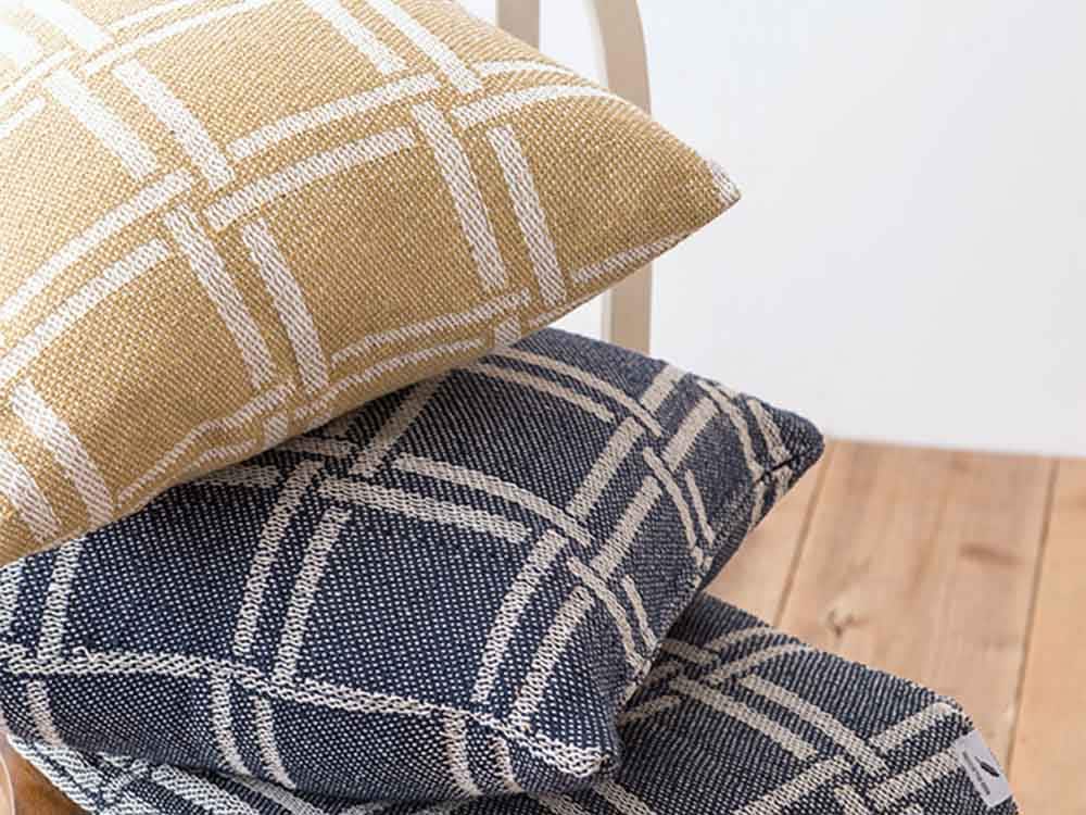 ブラウンの織物クッションカバー