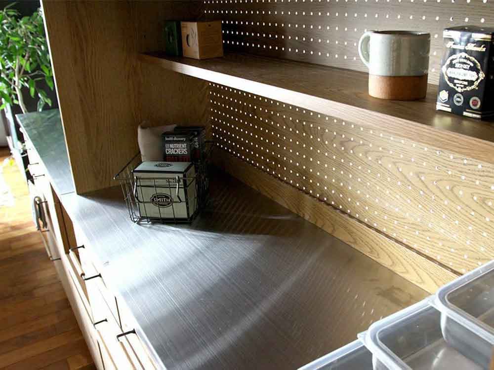 オーク材のキャビネットとカウンタートップがあるキッチン