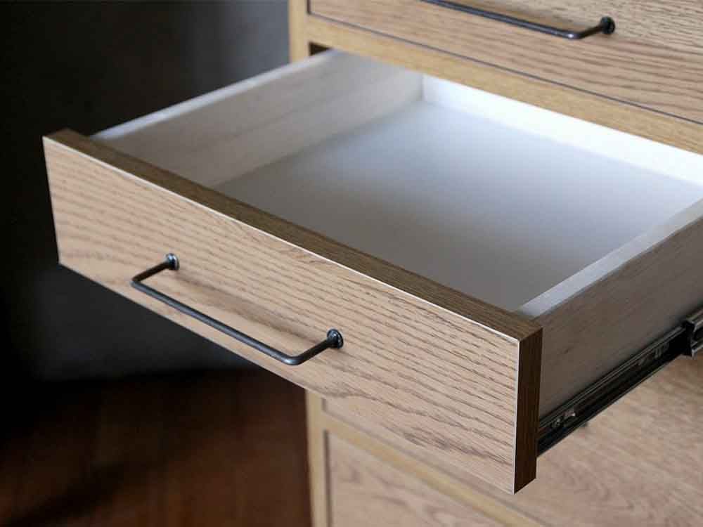 オーク材仕上げのチェストオブドロワー