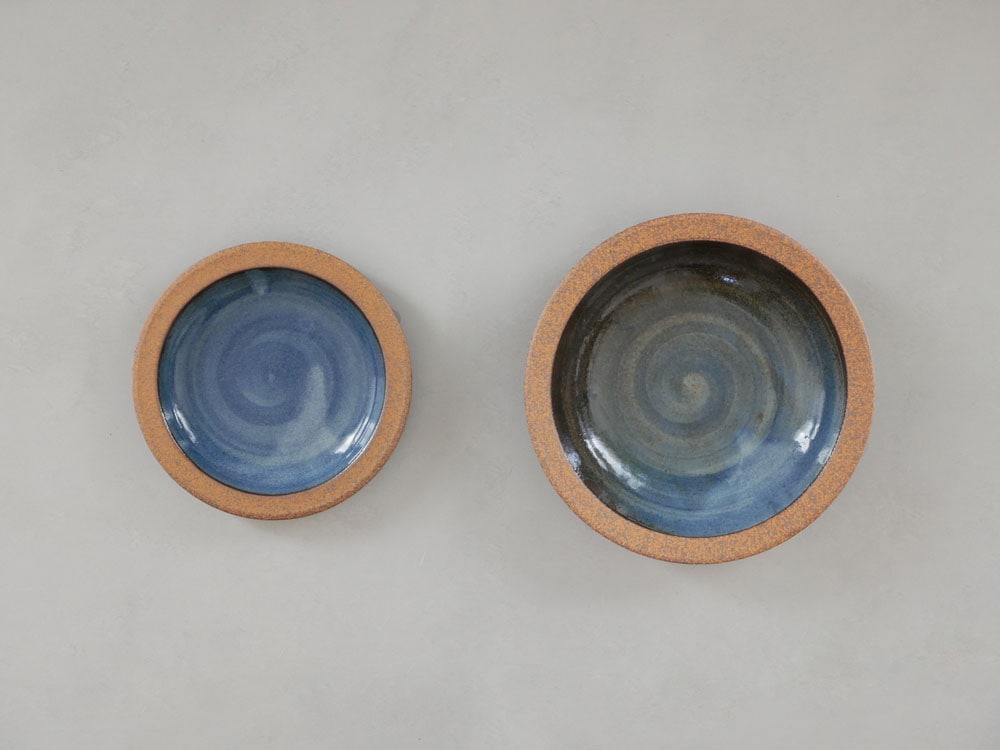 青い陶器のアデペシュプレート