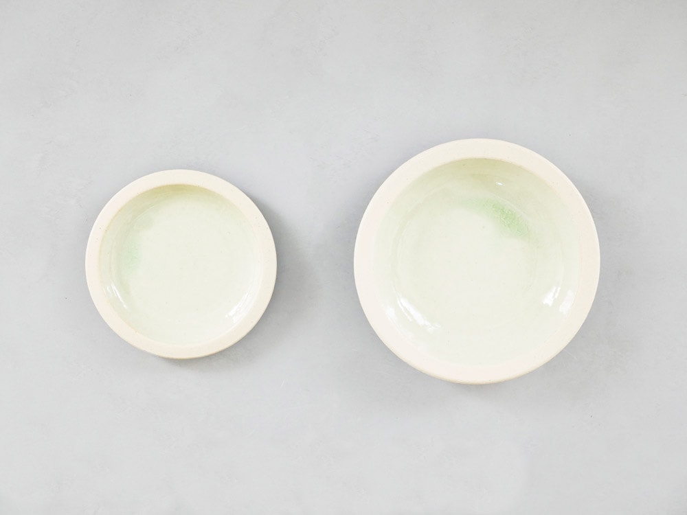 アデペシュの白い陶器製OTOHAプレート