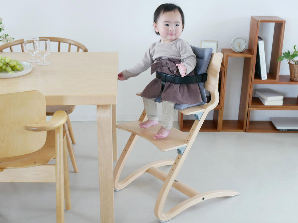 Leanderのアクセサリークッションが付いた木製椅子