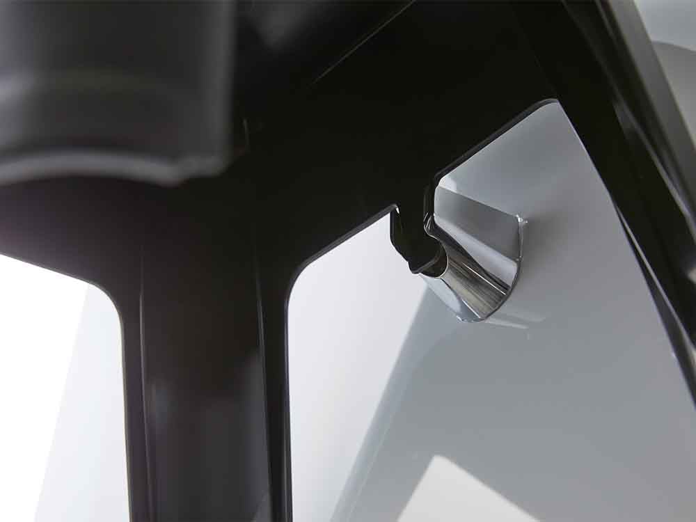 タワーのグレーとシルバー引っ掛け風呂イス