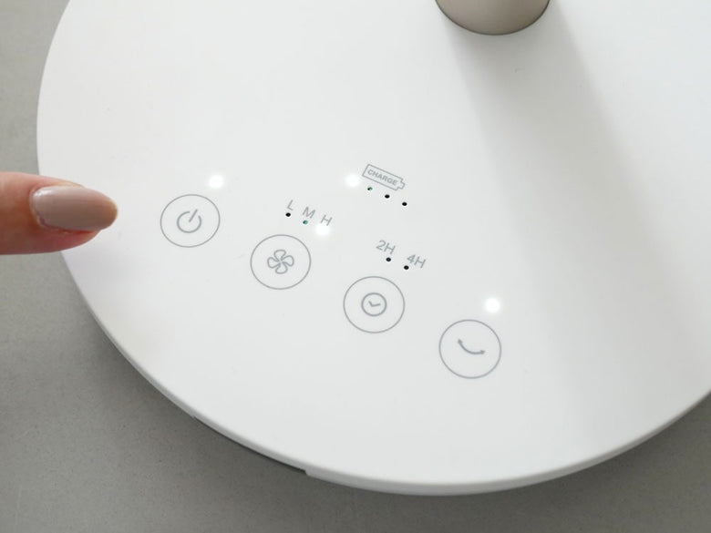 銀色のスリーアップ充電式スマートファン