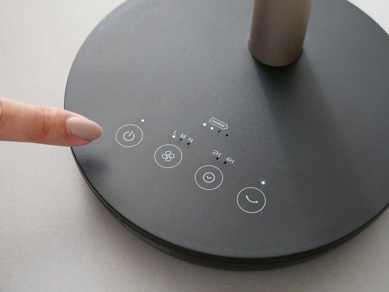 リビングに置かれた銀色のスマートデザインファン