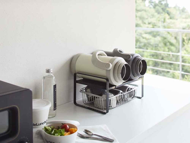 伸縮収納ラックに並べられたカップと食器