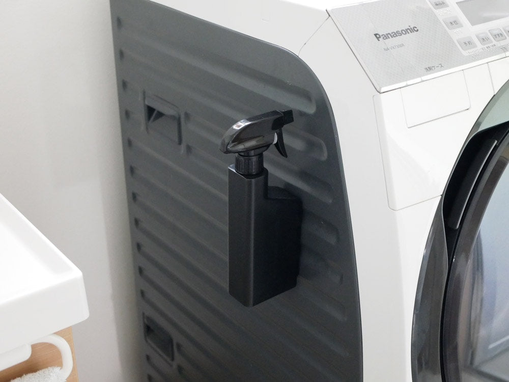 towerブランドの銀色マグネットスプレーボトル、壁面に取り付け可能