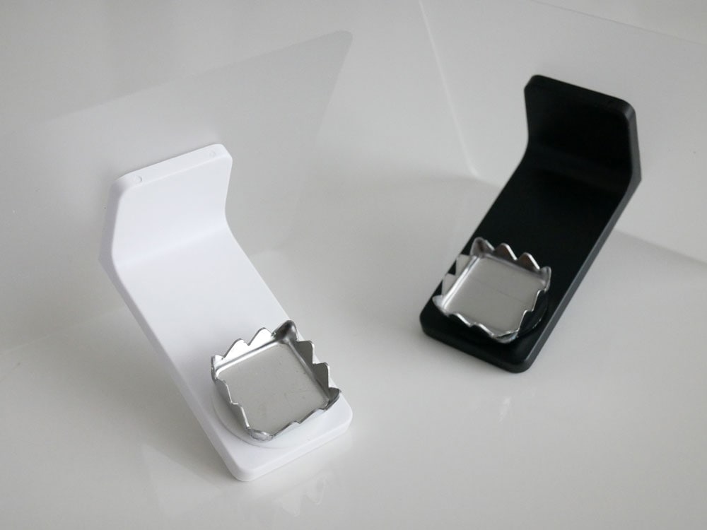 シルバーのステンレスとプラスチック製フィルムフックマグネット