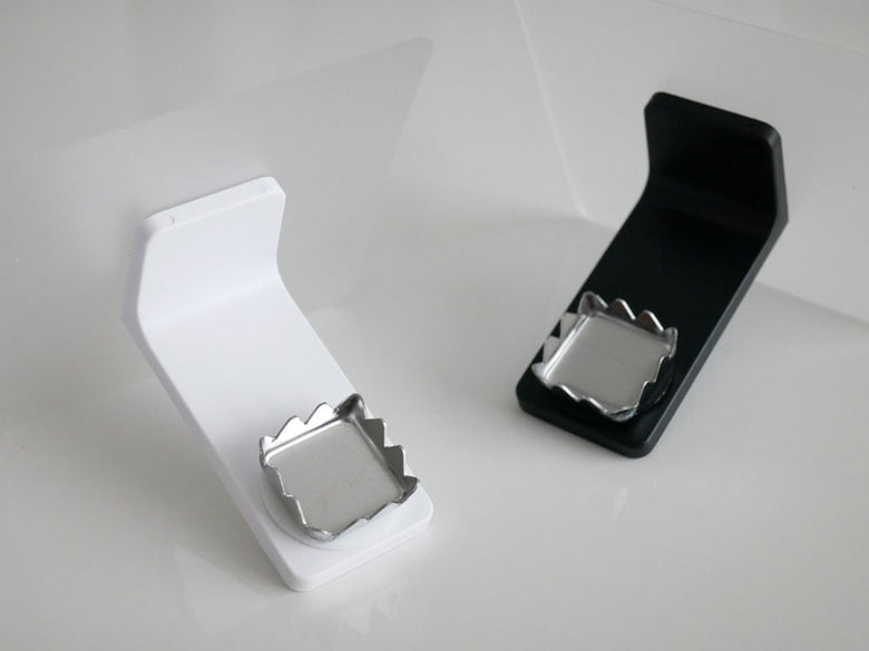 シルバーのステンレスとプラスチック製フィルムフックマグネット