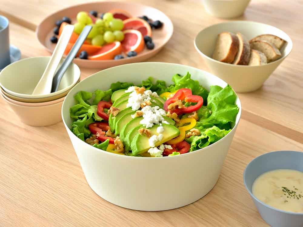 果物が盛られたバンブーメラミンサラダボウル