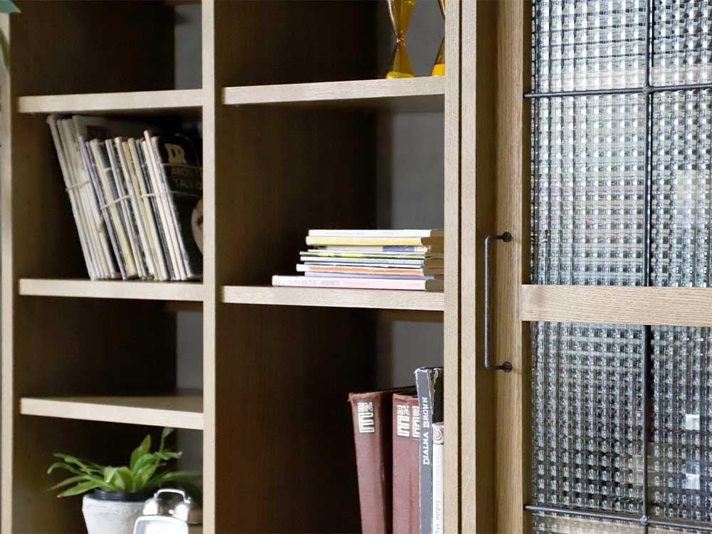 アデペシュのオーク無垢材ガラスドアブックケース