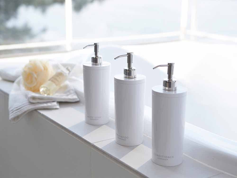 YAMAZAKI/toscaブランドのツーウェイラウンドソープディスペンサー。ABS樹脂製容器とステンレスポンプを備えた500ml容量で、バスルームのシンクに設置されています