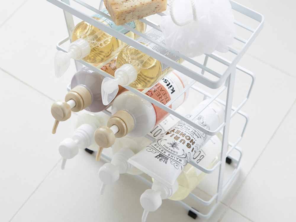 YAMAZAKI/tosca製タワーバスボトルラック。スチール製で2つのフックと4つのクッションが付いたキッチン用棚に設置されている