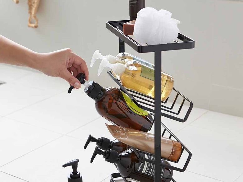 YAMAZAKI/tosca製タワー型バスボトルラック。スチール製の4段シェルフで、キッチンに最適なサイズ（約28×13×44cm）