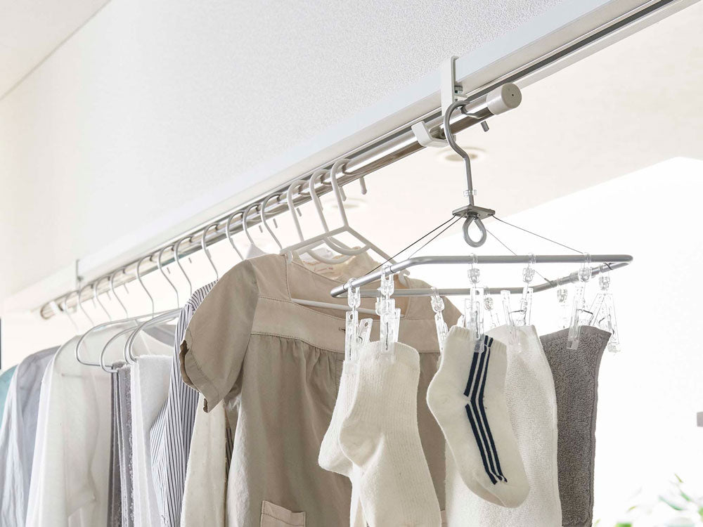 天井に取り付けられた室内物干しポールホルダー