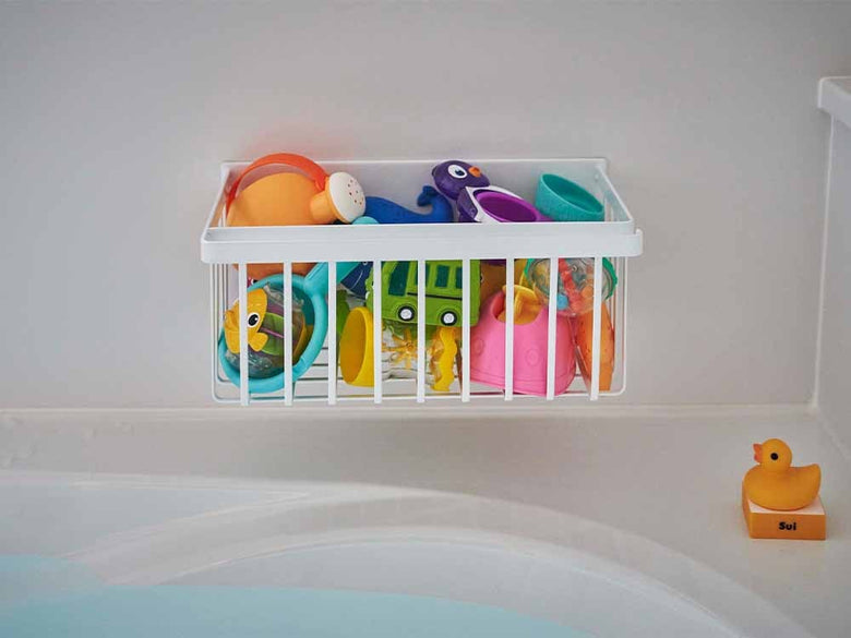 マグネットバスルームバスケットが浴室の壁に設置されている