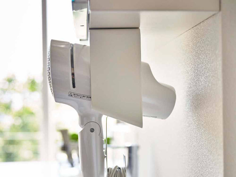 棚下に設置されたYamazakiタワーのドライヤーホルダー