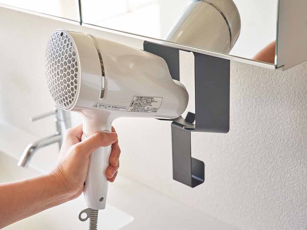 棚下に取り付けられたタワー製ドライヤーホルダー