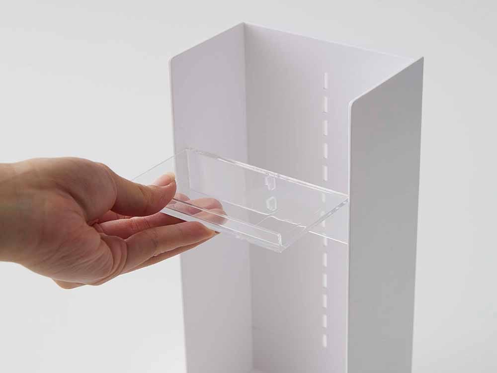 コスメ収納タワー4段と他収納ケースを展示する棚