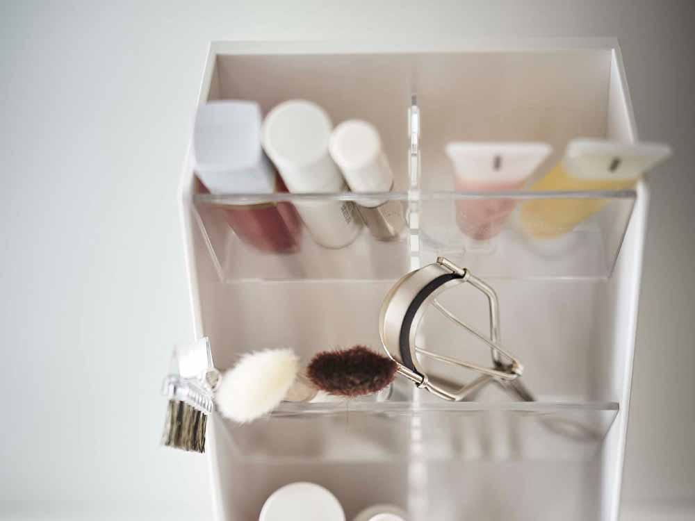 タワーの4段コスメ収納ケースとプラスチック蓋