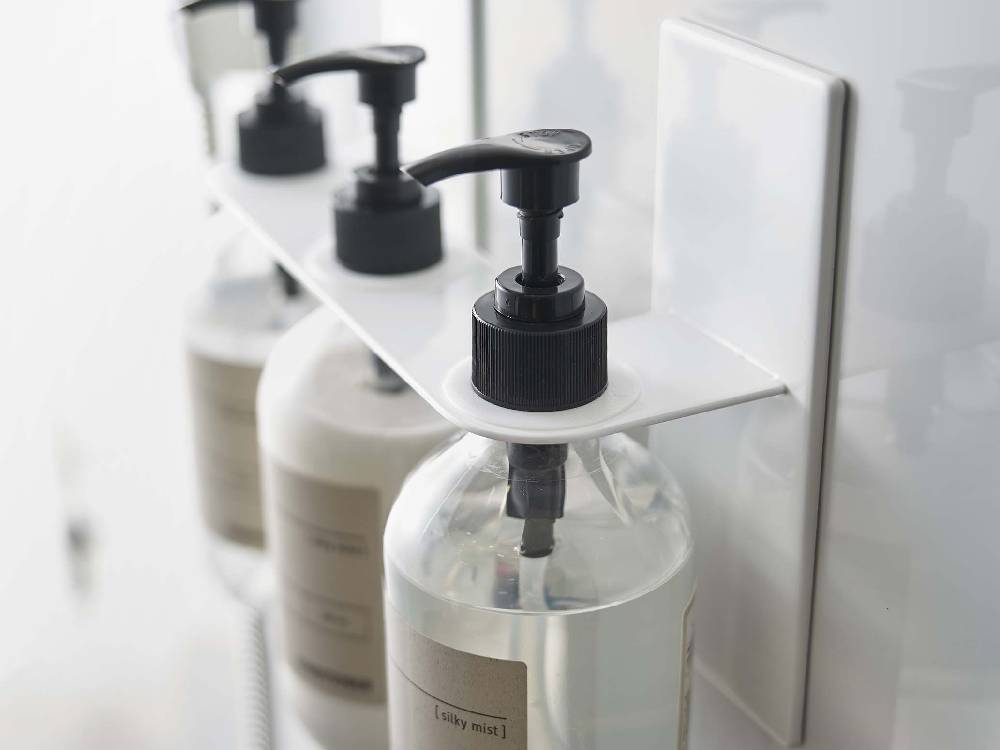 スチール製マグネットディスペンサーホルダーとプラスチックボトル