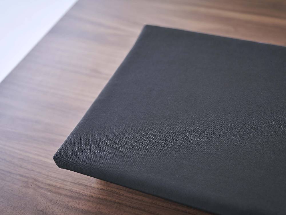 茶色と銀色の天板を持つヤマザキtowerの卓上アイロン台