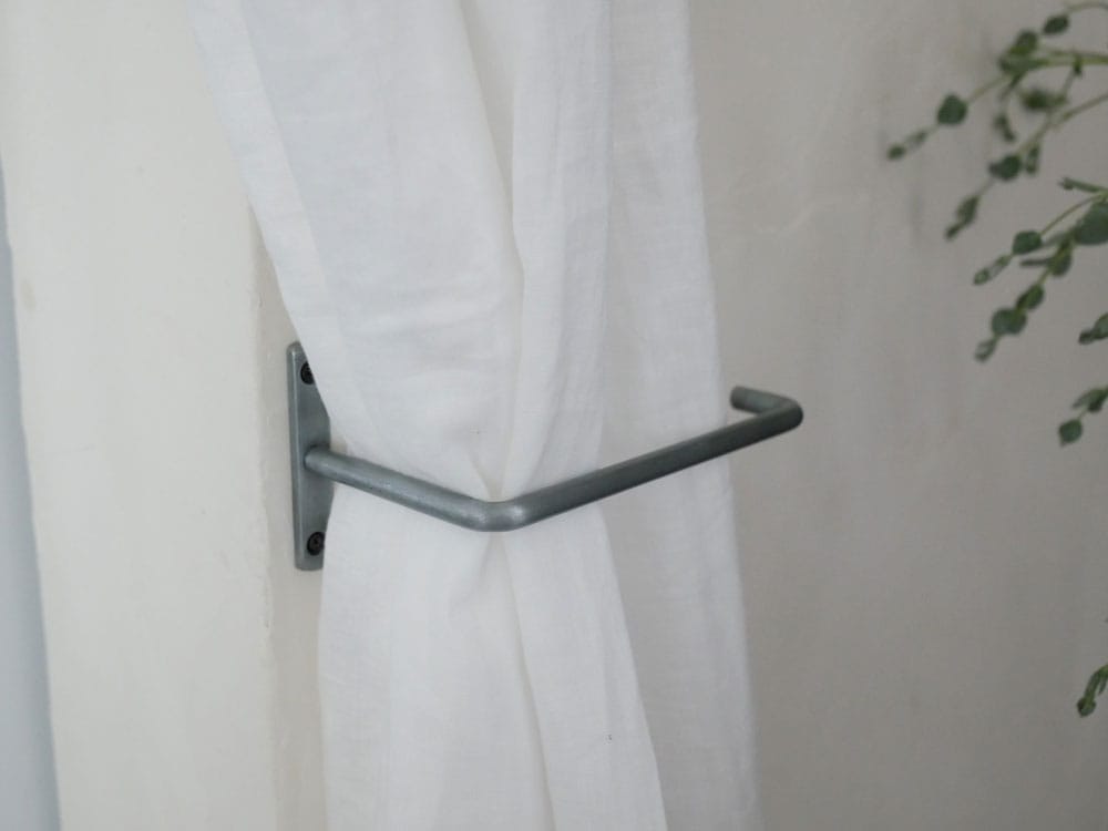 POSH LIVINGのグレーマルチハンガーとシャワーカーテン