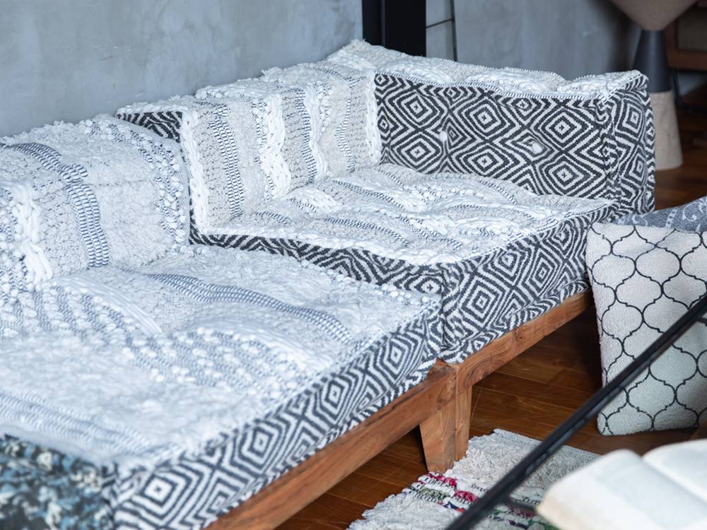 グレーのブロックマルチソファが配置されたリビングルーム