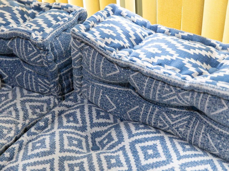 青色のブロックマルチソファとクッション