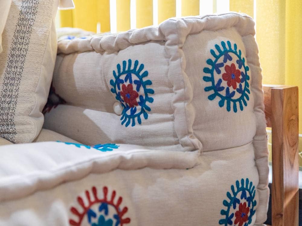 アデペシュのブロックマルチソファとクッションが配置されたリビングルーム