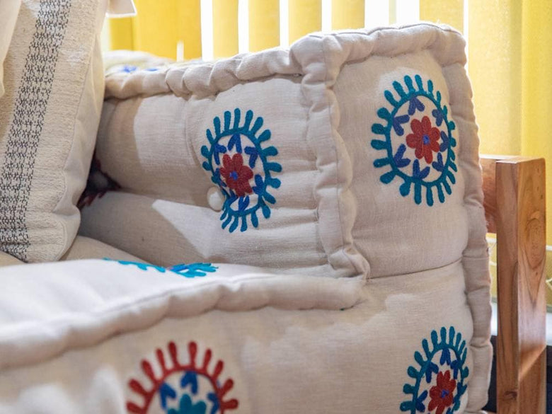 アデペシュのブロックマルチソファとクッションが配置されたリビングルーム