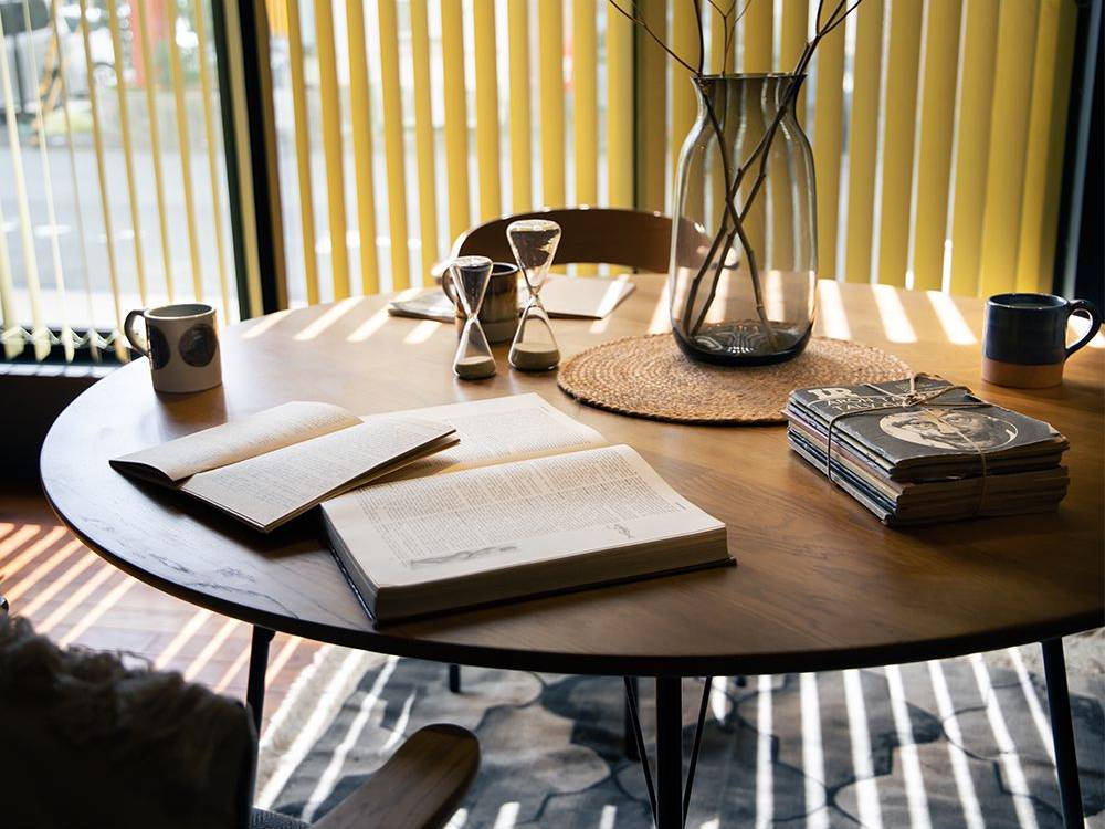 アデペシュのオークとアイアン製丸型ダイニングテーブル