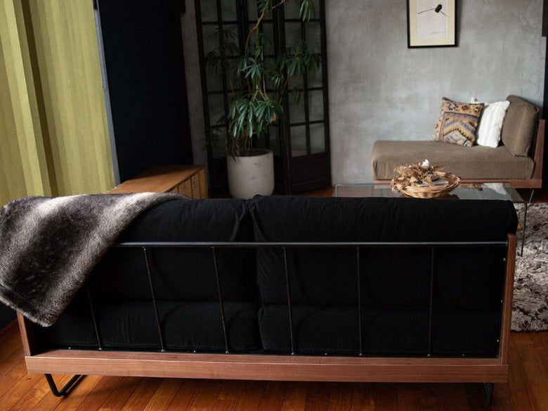 ハードウッド床に置かれたアデペシュのウェルメソファ