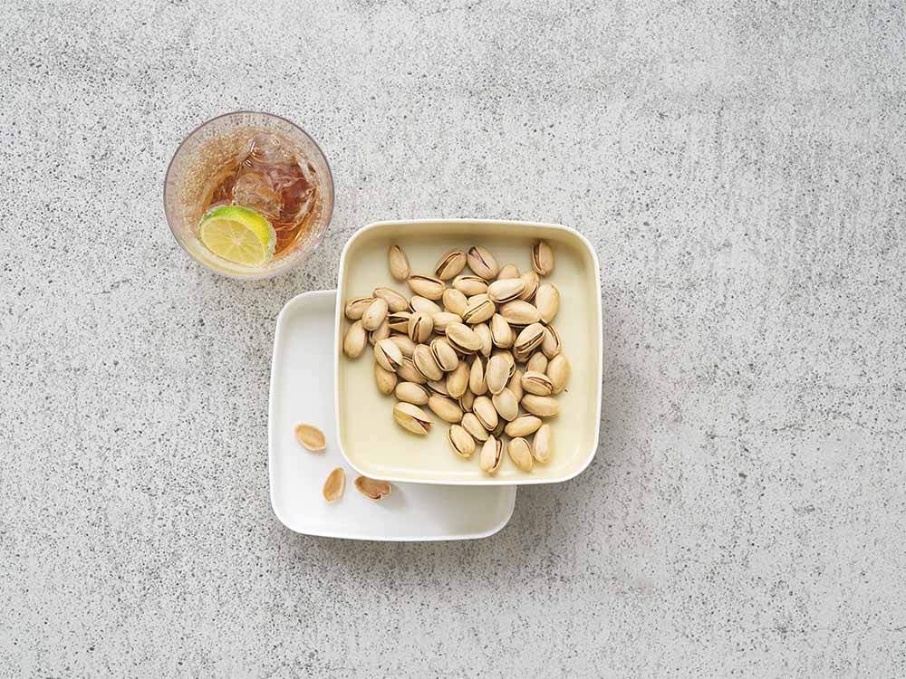 フルーツナッツとナッツが盛られた食器