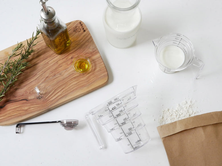 YAMAZAKIブランドの【LAYER】段々計量スプーン。トライタン樹脂製で、キッチンで食材を正確に計量するための調理用具。サイズは約幅14.5cm×奥行11cm×高さ12cm。