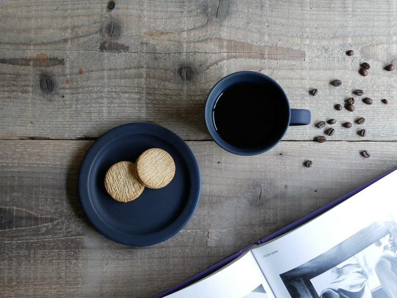 【SAKUZAN】Saraシリーズの磁器製コーヒーカップとソーサーが食卓に並び、コーヒーと共に料理が提供されているシーン