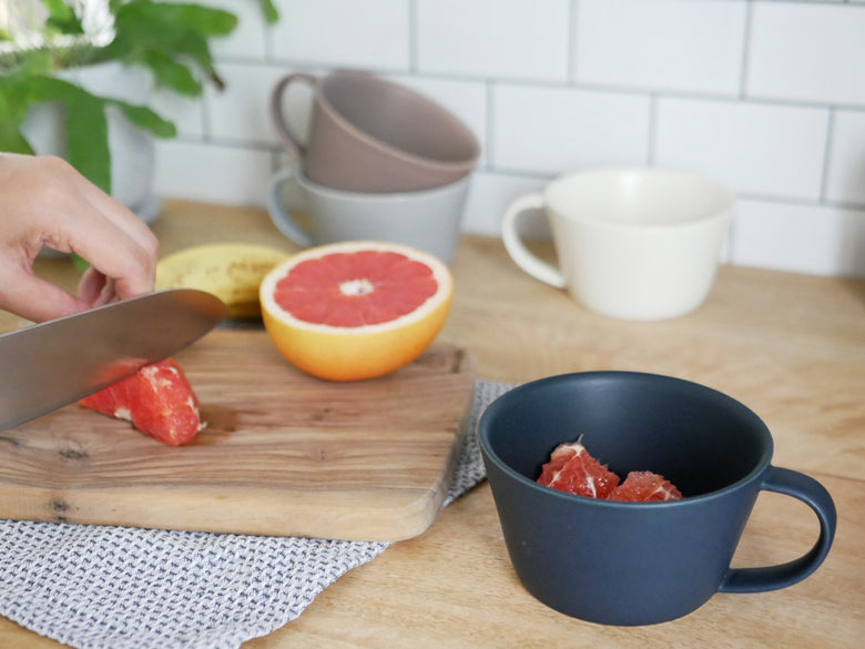 SAKUZANのSaraシリーズ手作り磁器スープカップ。自然な土ものの風合いと独特な釉薬模様が特徴で、約350mlの容量を持つ。