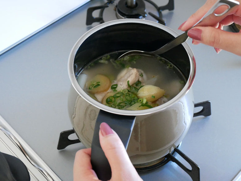 WMFフュージョンテック ミネラルマルチポット14cm 蓋付きの鍋。丸形ガラス蓋と頑丈なフェノール樹脂製取っ手が特徴の多用途調理用鍋