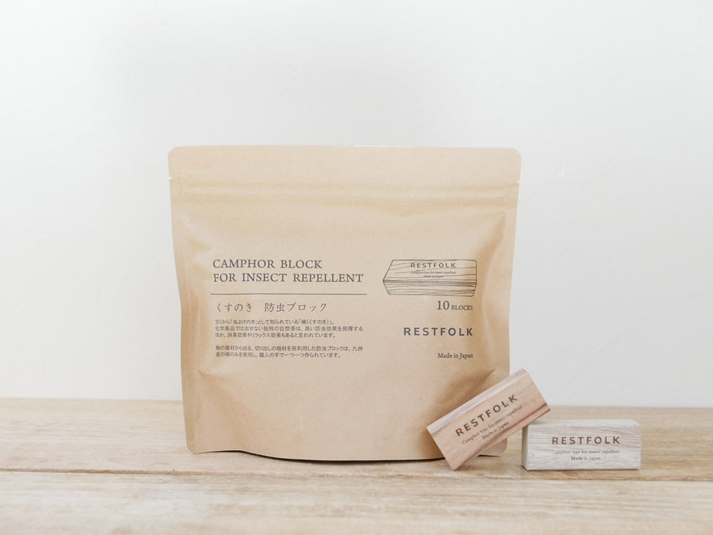 REST FOLKのくすのき天然精油使用カンフルオイル10mlが紙製パッケージに入っており、ラベルが貼られている様子
