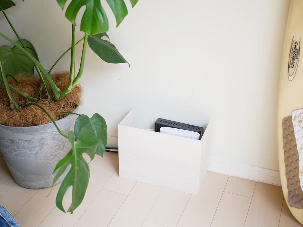 ライクイットのプラスラックに花鉢とオフィス用品が収納されている