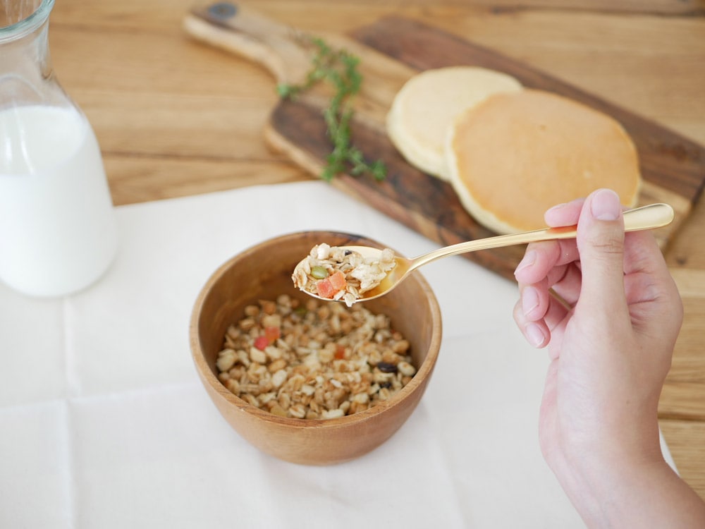 SALUS（セイラス）エレガンテシリーズの18-10ステンレスゴールド製カトラリーセットが、テーブルに整然と並べられている様子