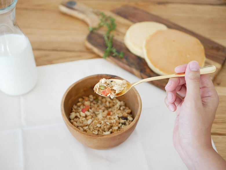 SALUS（セイラス）エレガンテシリーズの18-10ステンレスゴールド製カトラリーセットが、テーブルに整然と並べられている様子