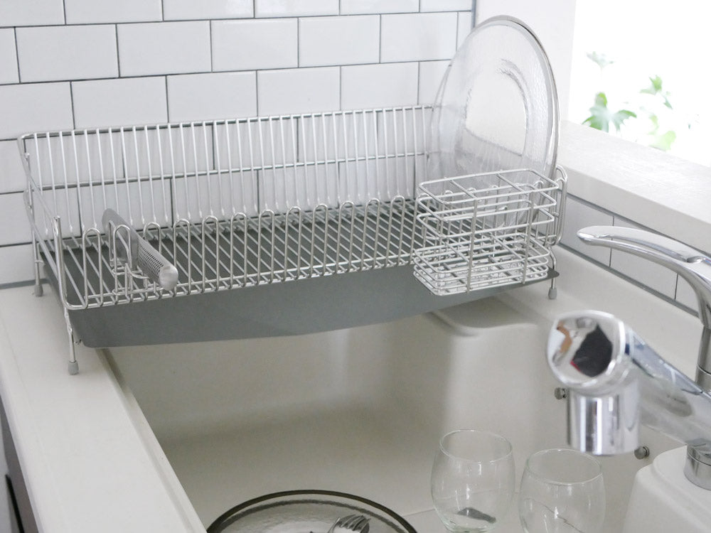 AUXステンレス水切りカゴに食器や包丁が整然と配置されている