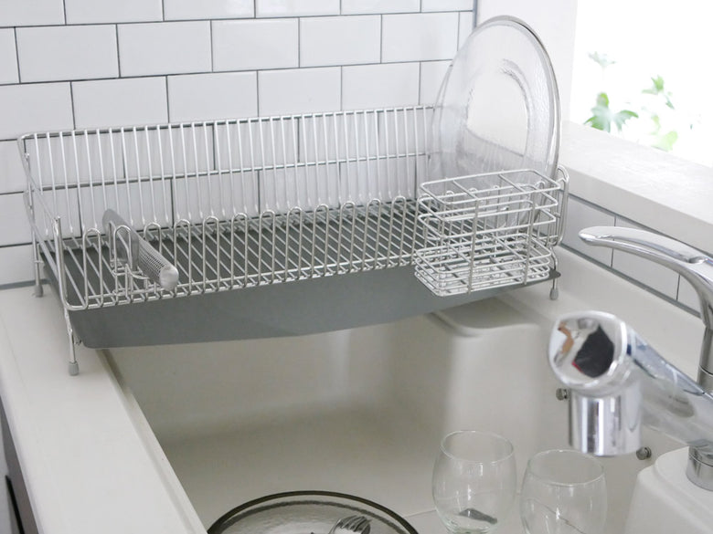 AUXステンレス水切りカゴに食器や包丁が整然と配置されている