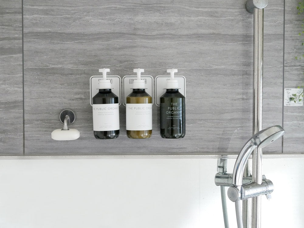 Otelボトルホルダーがシンクに設置されたバスルーム