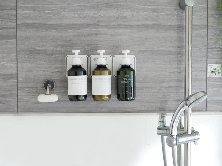 Otelボトルホルダーがシンクに設置されたバスルーム