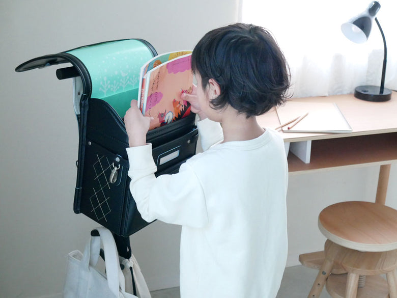 スマートブランドのランドセルスタンド。高さ100cm、幅28cm×奥行28cmのスチール製で頑丈なデザイン。ハンガー部分は約10kgまで耐荷重可能で、簡単に組み立てられます。